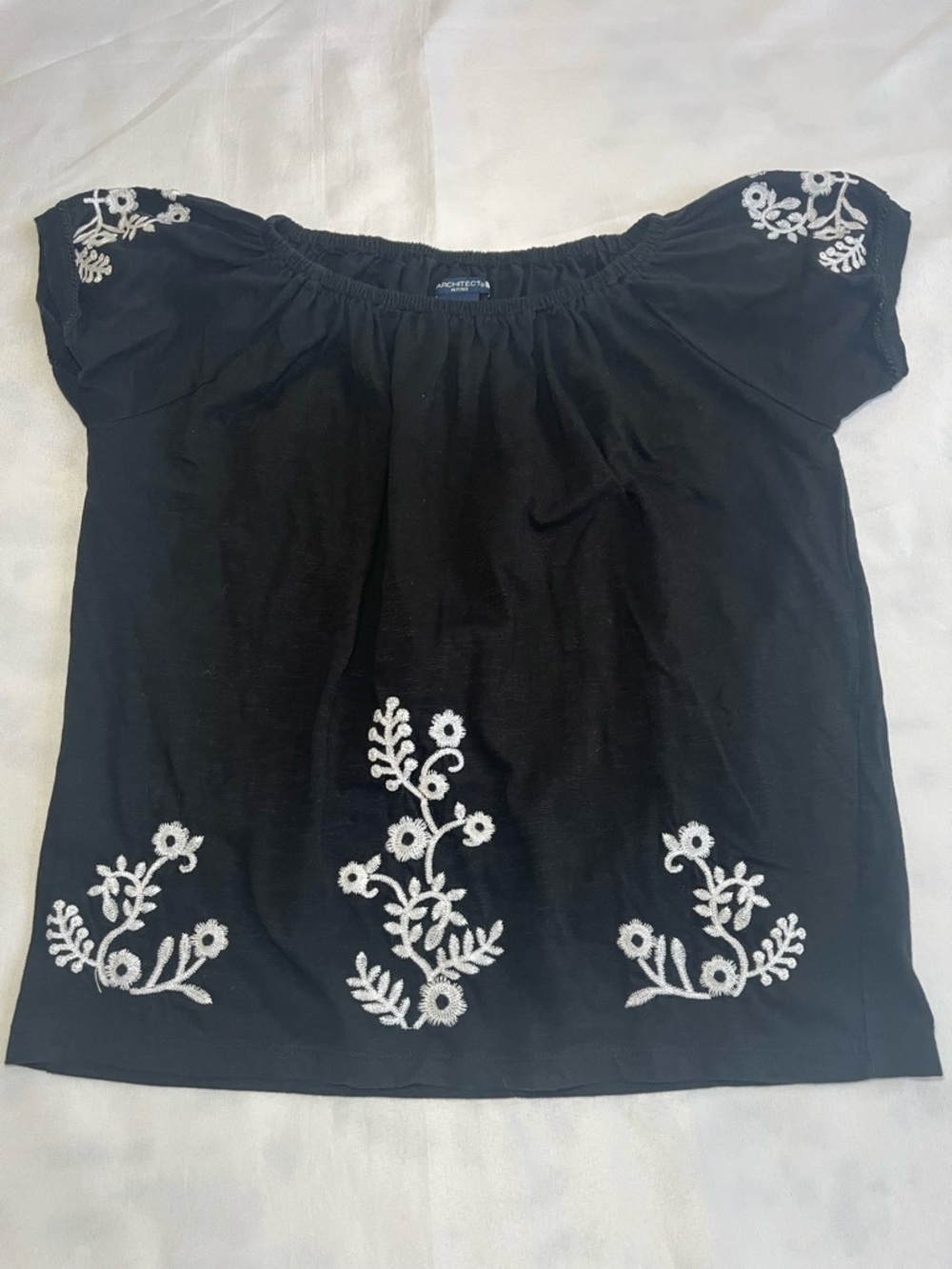 Petite Black White Flower Embroidered Off-Shoulder Pheasant Women’s Top PMedium